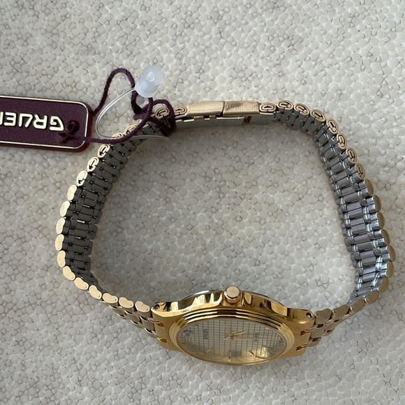 New! Vintage Gruen Quartz Watch w/ Diamond Marker - Picture 10 of 16